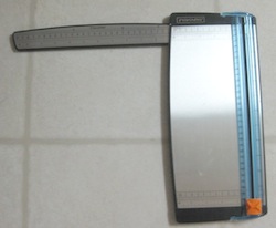 Sliding blade trimmer used in scrapbook and card making